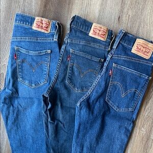 Levi's Women's Dark and Medium Blue Skinny Jeans bundle lot